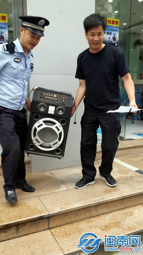 九一街中段，一专营店的音响被暂扣