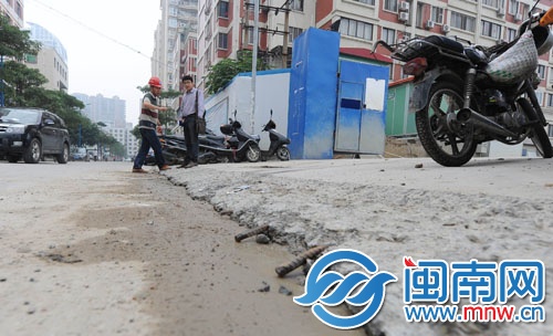 和昌工地凿平路面，可以降低车辆通行时所发出的噪音