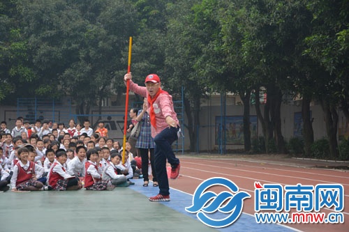 “齐天大圣”耍起金箍棒，孩子们一片惊呼声