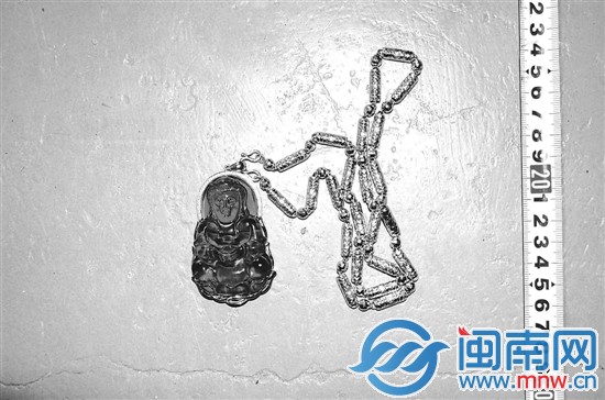 价值百万的白金镶翡翠钻石项链