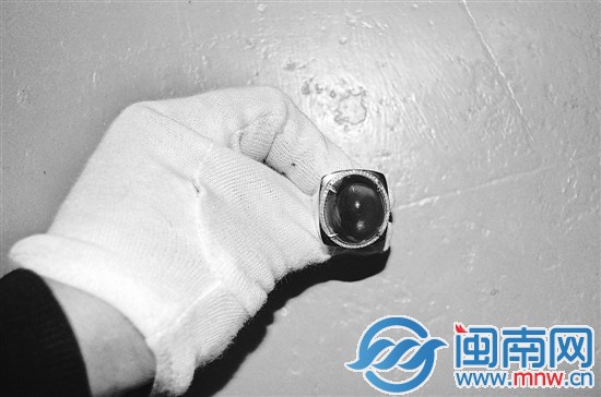 白金镶翡翠钻戒