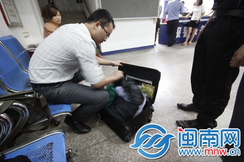 刘先生把行李箱遗落在出租车上