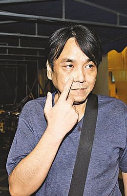 力阻醉汉逃走的55岁姓卢途人脸部受伤
