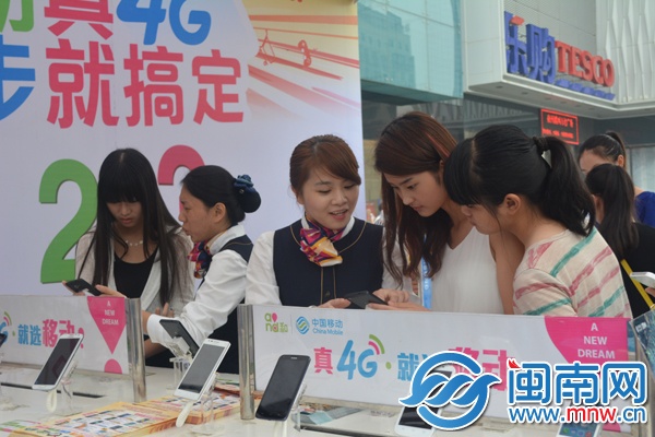 手机用户在4G终端展示区了解各种机型
