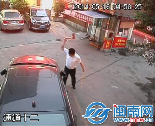 男子持斧子砍向停车场内停放的车辆（视频截图）