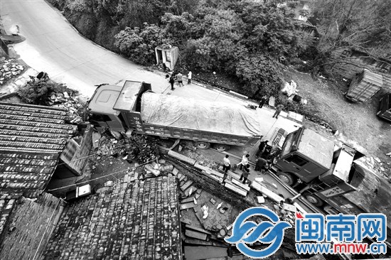 两辆土方车，一辆撞民房，一辆被前车撞到
