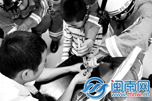 捡个铁圈当戒指 套住手指拿不掉