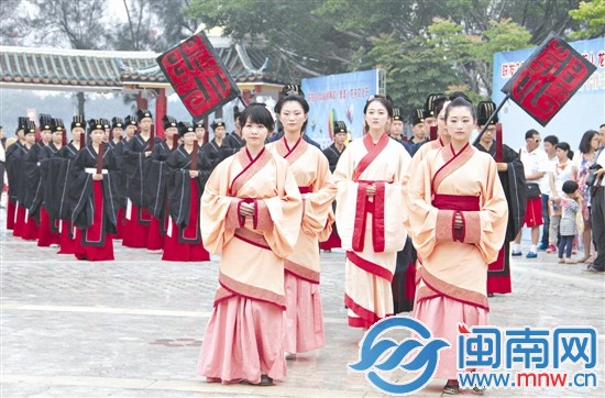 昨天上午，龙舟池南畔的大舞台再现甲午年端午祭祀屈 