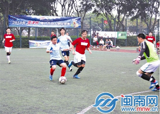参赛一方球员突破后面对门将准备打门