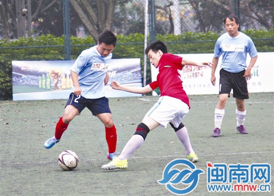 参赛双方球员在积极拼抢