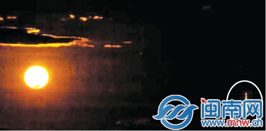 画面右下方有一条明亮的垂直光柱（画圈处），看似一 