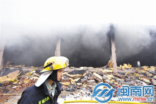 火花飞上泡沫 瞬间烧起来 抽起拖鞋拍火 火却更旺了