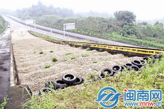 为增加摩擦，紧急停车场的鹅卵石被铺成波浪状