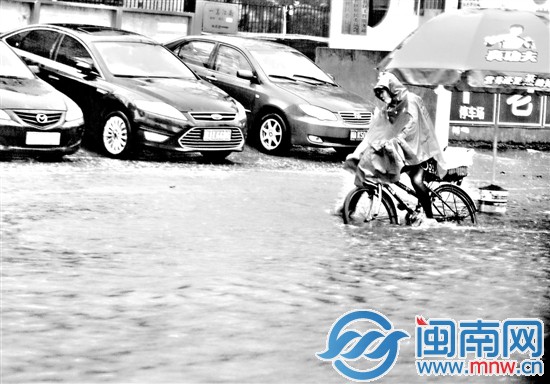 八一七路积水较深，骑车市民不慎摔倒