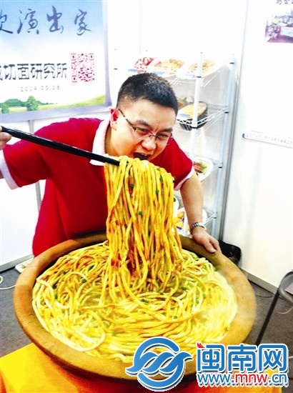 巨型仿真面条还冒着“热气”