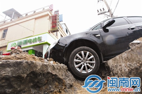 车轮陷进坑里，动弹不得