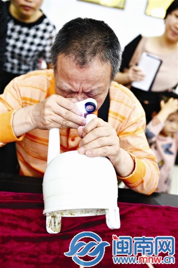 德化产的清代中期前的三足双耳鼎式炉