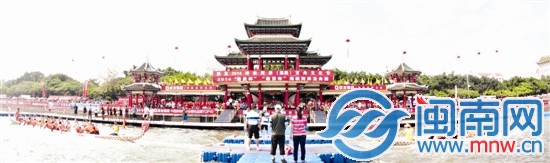 龙舟拔河，两艘船上绑着绳子，选手背对背划桨