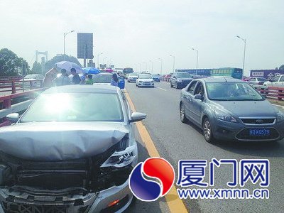 海沧大桥5车追尾