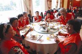 老年志愿者享用“免费午餐”