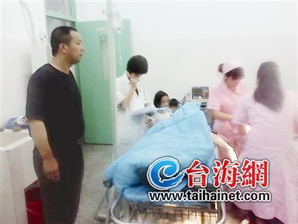 出血女子被及时送进抢救室