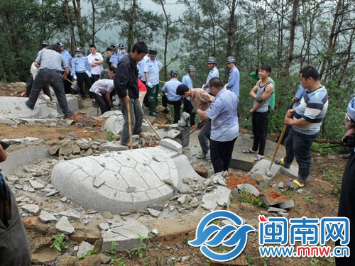 拆违现场，大多墓形呈龟状