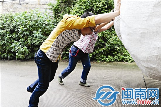 看到巨型板车，小伙当即下车帮忙推