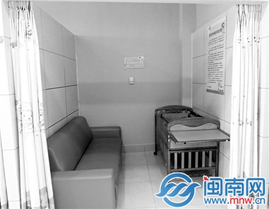 中闽百汇哺乳室的小隔间