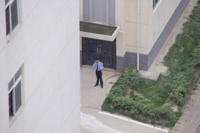 记者看到监区内一名民警用手持设备通话。
