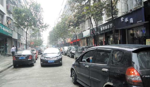 因路两旁停满了车，让原本只有两车道宽的顶社路更加 
