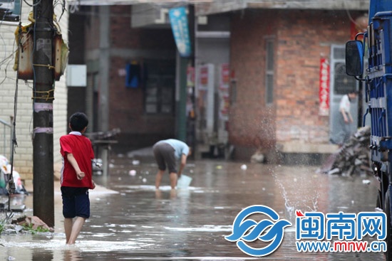 村道被淹，孩子玩起打水漂1