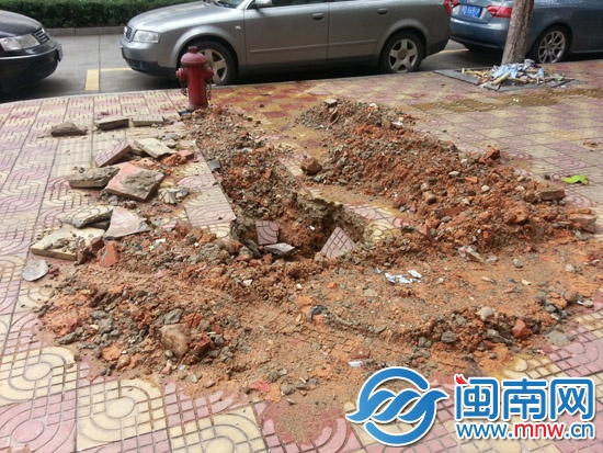 店铺前现无主坑 是水司施工挖的