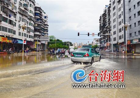 漳州漳华路：暴雨过后 车子“游泳”1