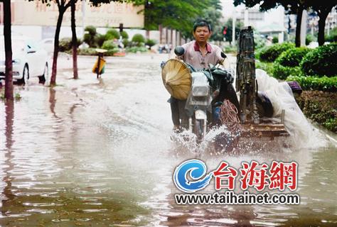 漳州漳华路：暴雨过后 车子“游泳”