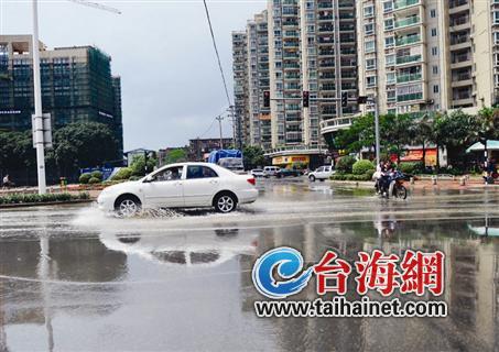 漳州漳华路：暴雨过后 车子“游泳”2