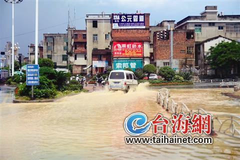 漳州漳华路：暴雨过后 车子“游泳”3