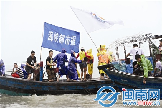 去年端午节，海都号勇士们泼水的情景（资料图）