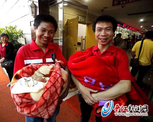 检查完毕后，双胞胎的父亲和伯父露出了开心的笑容。