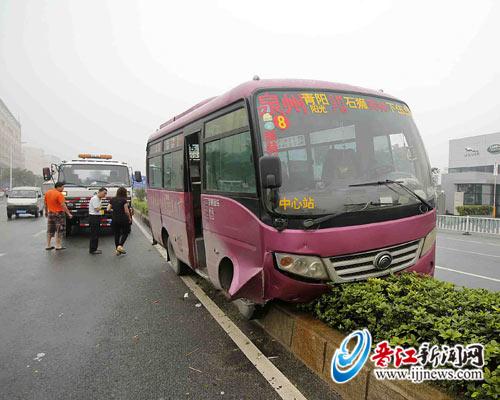 和平南路一部中巴冲上了绿化带。