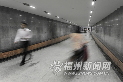 行人遇到强降雨时，尽量不要继续赶路，并尽快到地势 