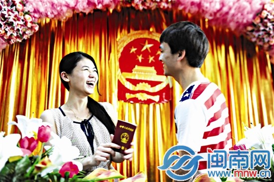 终于领到证了，接下来的日子要一直这样逗老婆开心哦