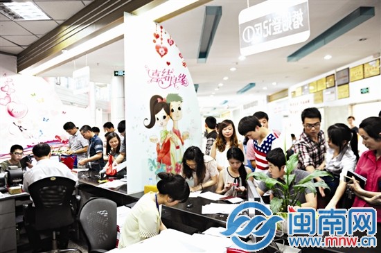 婚姻登记处人头攒动