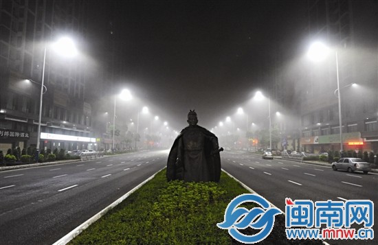 东海大街笼罩在雾气之中