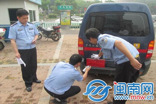 民警为面包车喷涂核载提示牌