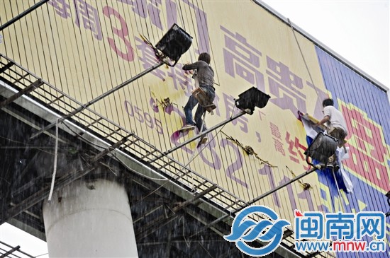 突降大雨，工人们冒雨将工作做完