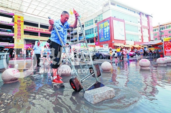 保安搬动石块给市民当垫脚石