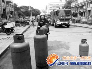 消防官兵抢救出好几个煤气罐