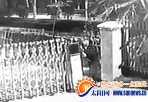 小偷乙推开电控门接应小偷甲