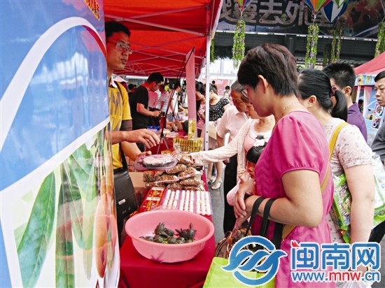 爱心集市上绿色农产品很受欢迎