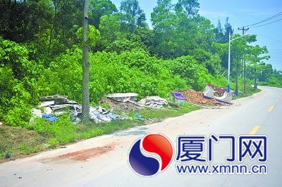岛外这样的路边土堆随处可见